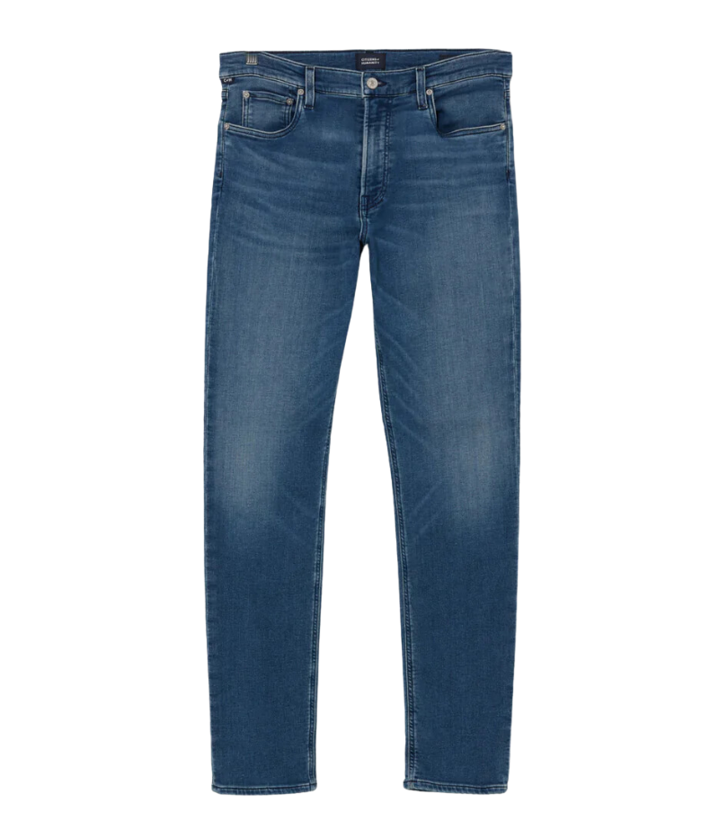 The Adler Jean in denim-like French terry combines rock-inspired style with comfort, sitting low at the waist and tapering through the legs. Designed without unnecessary embellishments, this streamlined pair features a touch of stretch for a comfortable, all-day fit. A versatile, minimalist option for effortless style.