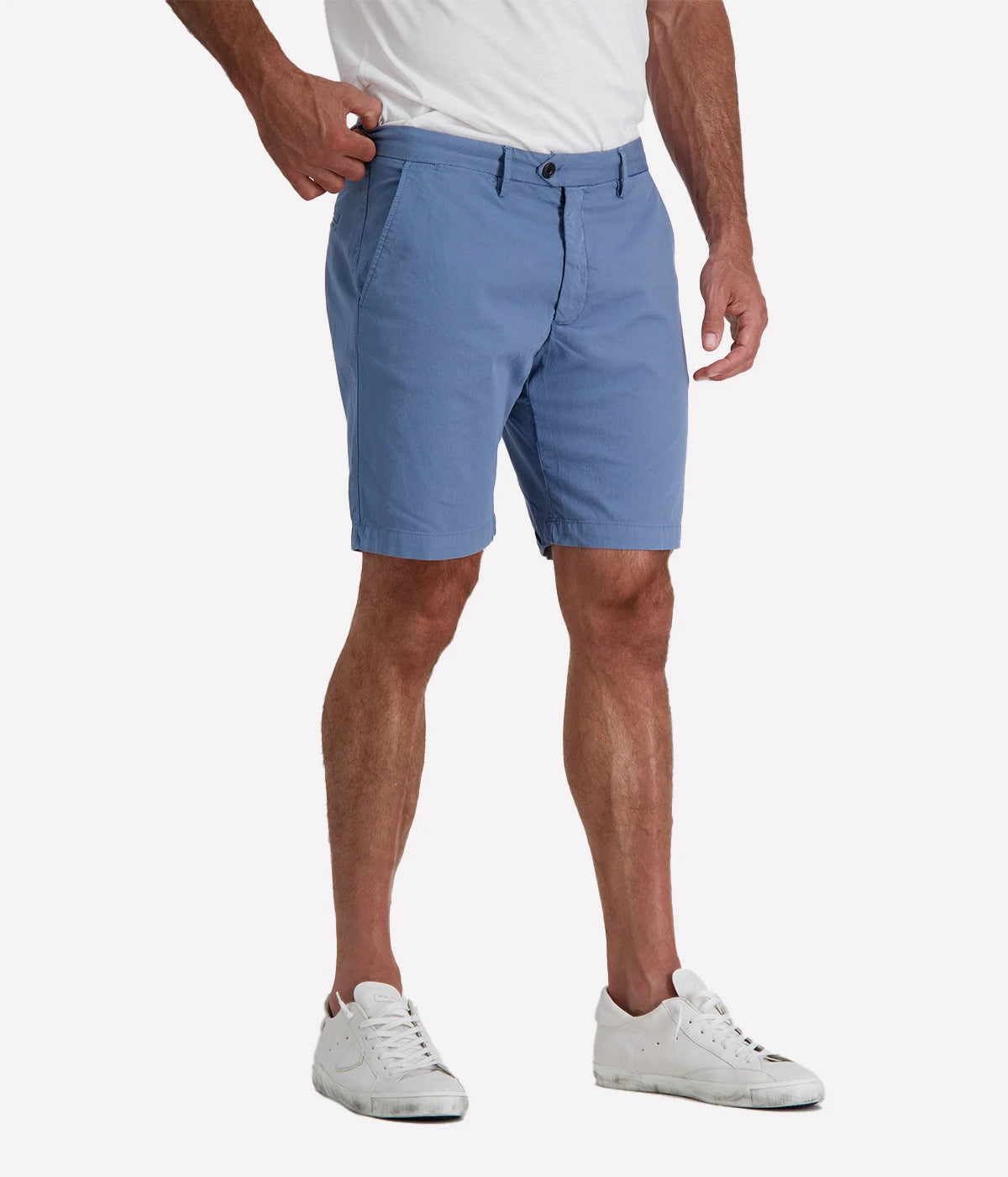 Hartford Bobby Woven Shorts in Royal Air Force, light cotton gabardine chino shorts with Italian side pockets and piped back pockets. Comfortable and classic summer style. 100% cotton. Made in Morocco.