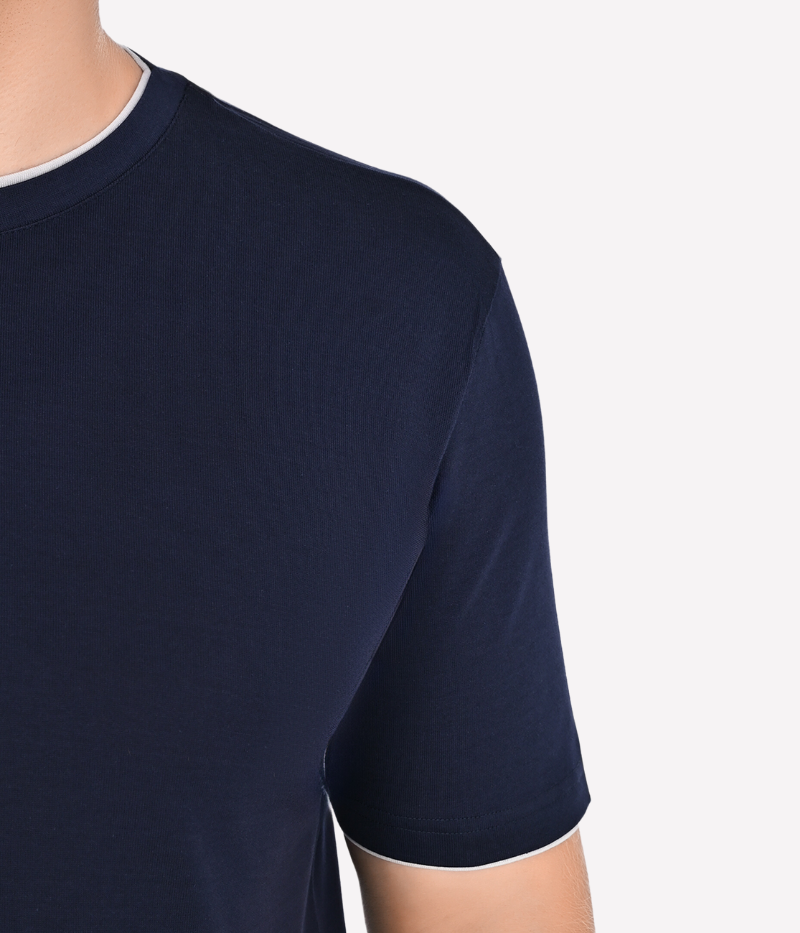 Classic midnight blue Eleventy T-shirt made from 100% cotton, with a round neck and layered accents, perfect for a versatile, polished look.