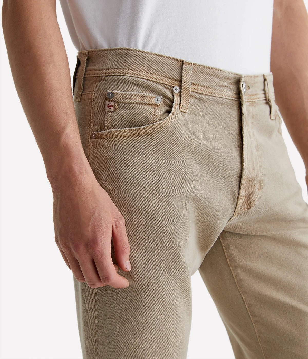 The Everett slim-straight jeans in sulfur-dyed khaki offer a relaxed fit with a tapered leg, AG-ed™ fading, and a velvety-soft feel thanks to Cloud Soft Denim™. Stretch and recovery ensure all-day comfort.