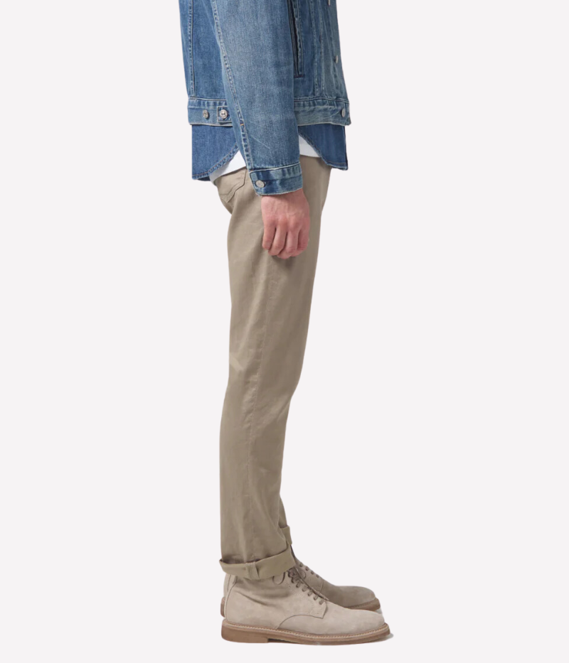 The Gage Stretch Linen Jean in Dune by Citizens of Humanity offers a slim-straight fit with a relaxed thigh and tapered ankle. Crafted from a breathable stretch linen blend in a classic khaki shade, these jeans provide all-day comfort and effortless style, perfect for an athletic build.