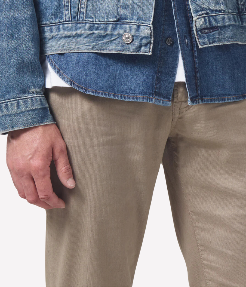 The Gage Stretch Linen Jean in Dune by Citizens of Humanity offers a slim-straight fit with a relaxed thigh and tapered ankle. Crafted from a breathable stretch linen blend in a classic khaki shade, these jeans provide all-day comfort and effortless style, perfect for an athletic build.