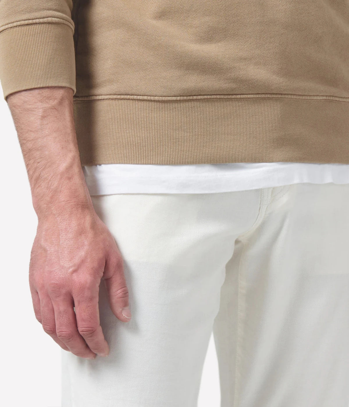 Citizens of Humanity Gage pants in a light colour, featuring a relaxed fit through the thigh with a subtle taper to the ankle. Made from midweight, breathable stretch linen for comfort and style. Perfect for smart casual and laid-back outings