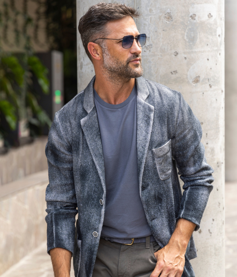 Men's knitted blazer by Avant Toi, crafted in Italy with a luxurious merino, virgin wool, and cashmere blend. Features a lapel collar, double single-breasted button closure, relaxed silhouette, and front pockets.