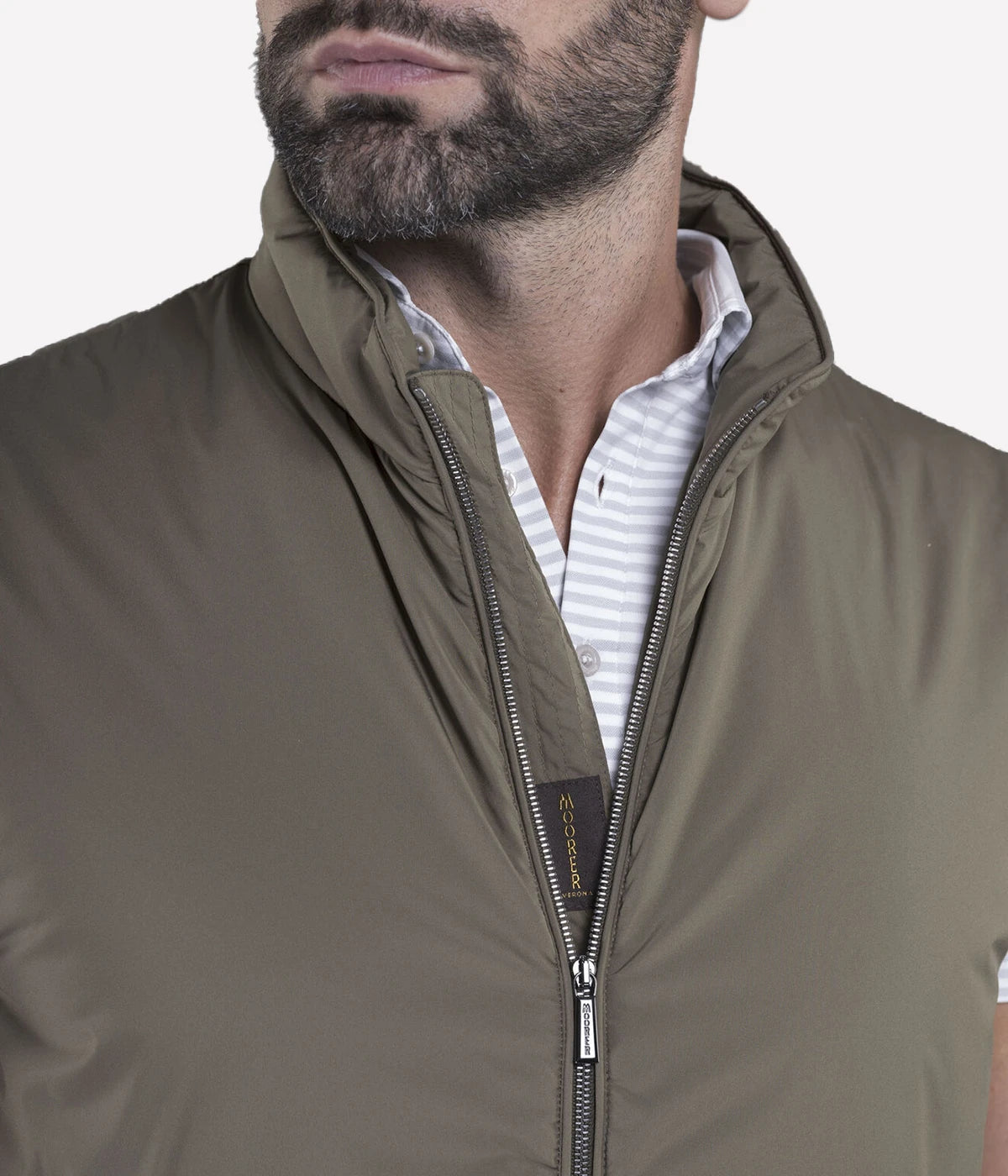 Senio Vest in Army Green by MooRER, featuring water-repellent lightweight fabric, synthetic feather-effect padding, double-zip front closure, and zippered pockets. Made in Italy.