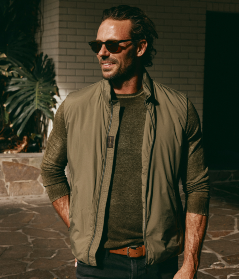 Senio Vest in Army Green by MooRER, featuring water-repellent lightweight fabric, synthetic feather-effect padding, double-zip front closure, and zippered pockets. Made in Italy.