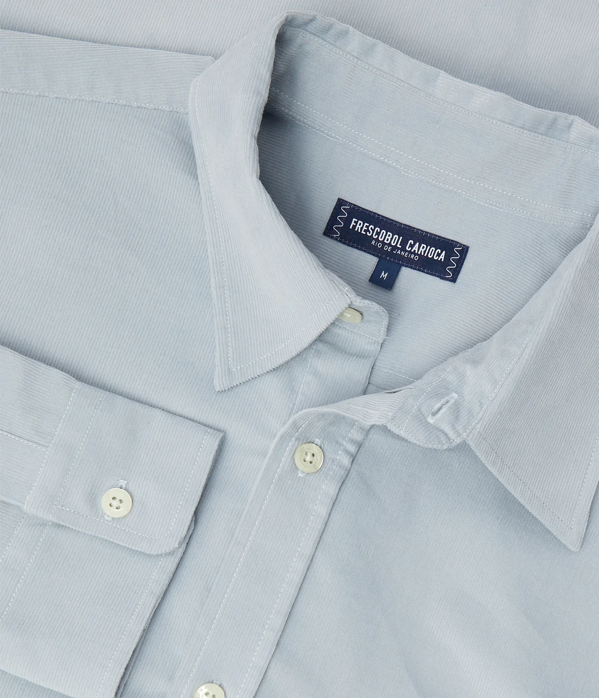 Telles relaxed fit long-sleeved shirt in soft baby corduroy, featuring a classic collar, chest pocket, box pleat, and branded imitation mother-of-pearl buttons. Lightweight and breathable for comfort.