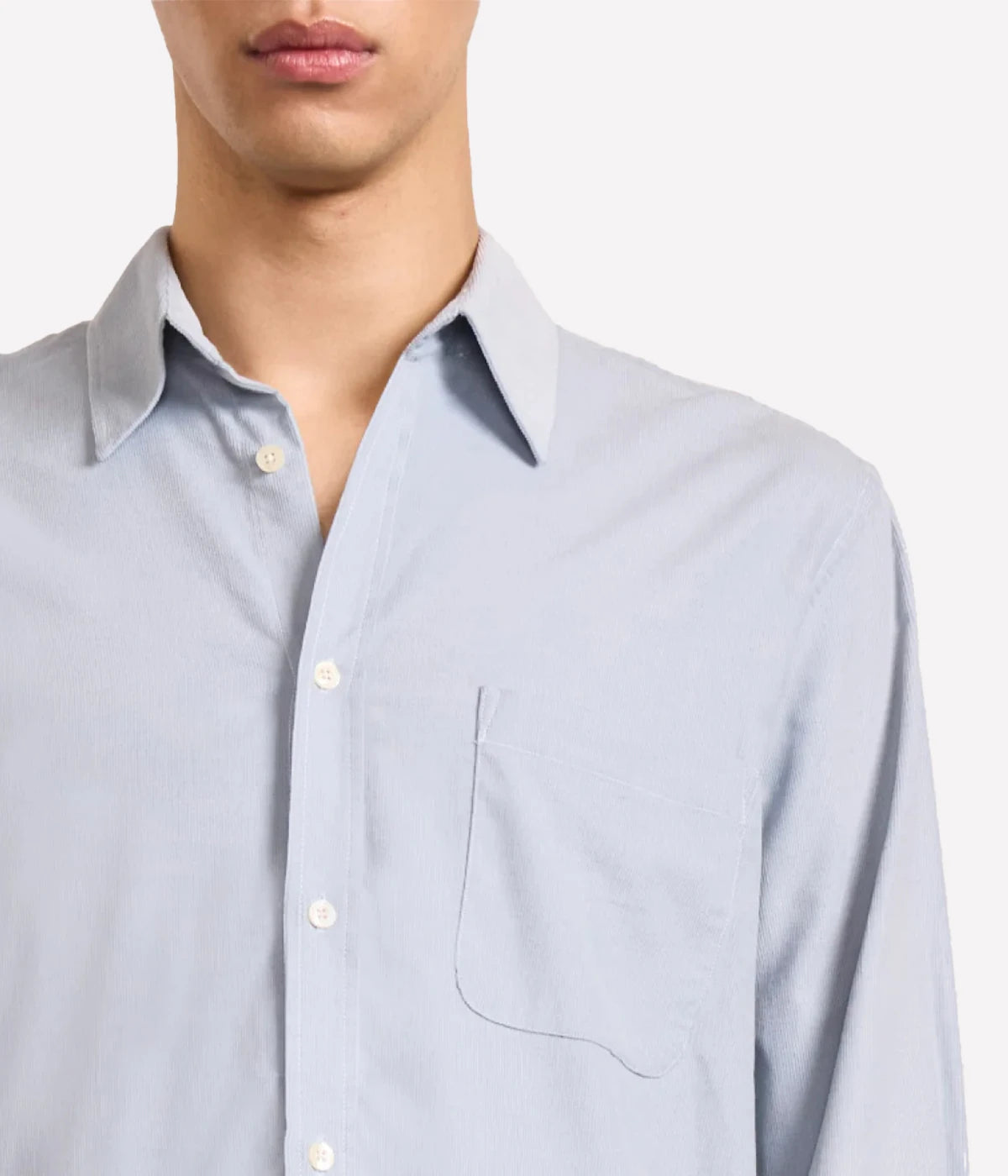 Telles relaxed fit long-sleeved shirt in soft baby corduroy, featuring a classic collar, chest pocket, box pleat, and branded imitation mother-of-pearl buttons. Lightweight and breathable for comfort.