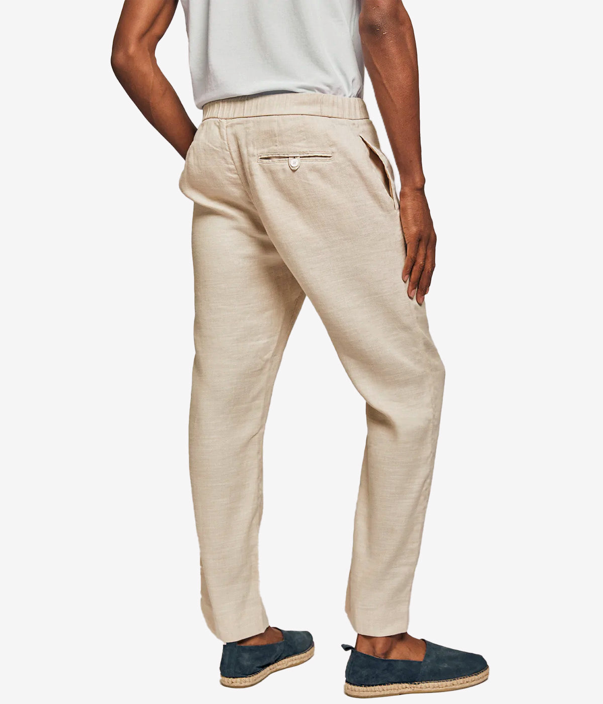 Frescobol Carioca Oscar Trousers in a slim fit design made from a cotton-linen blend. Featuring a sophisticated tapered leg, drawstring waist for comfort, and a zipper closure. The versatile trousers offer an elevated yet easy everyday style. Made in Portugal.