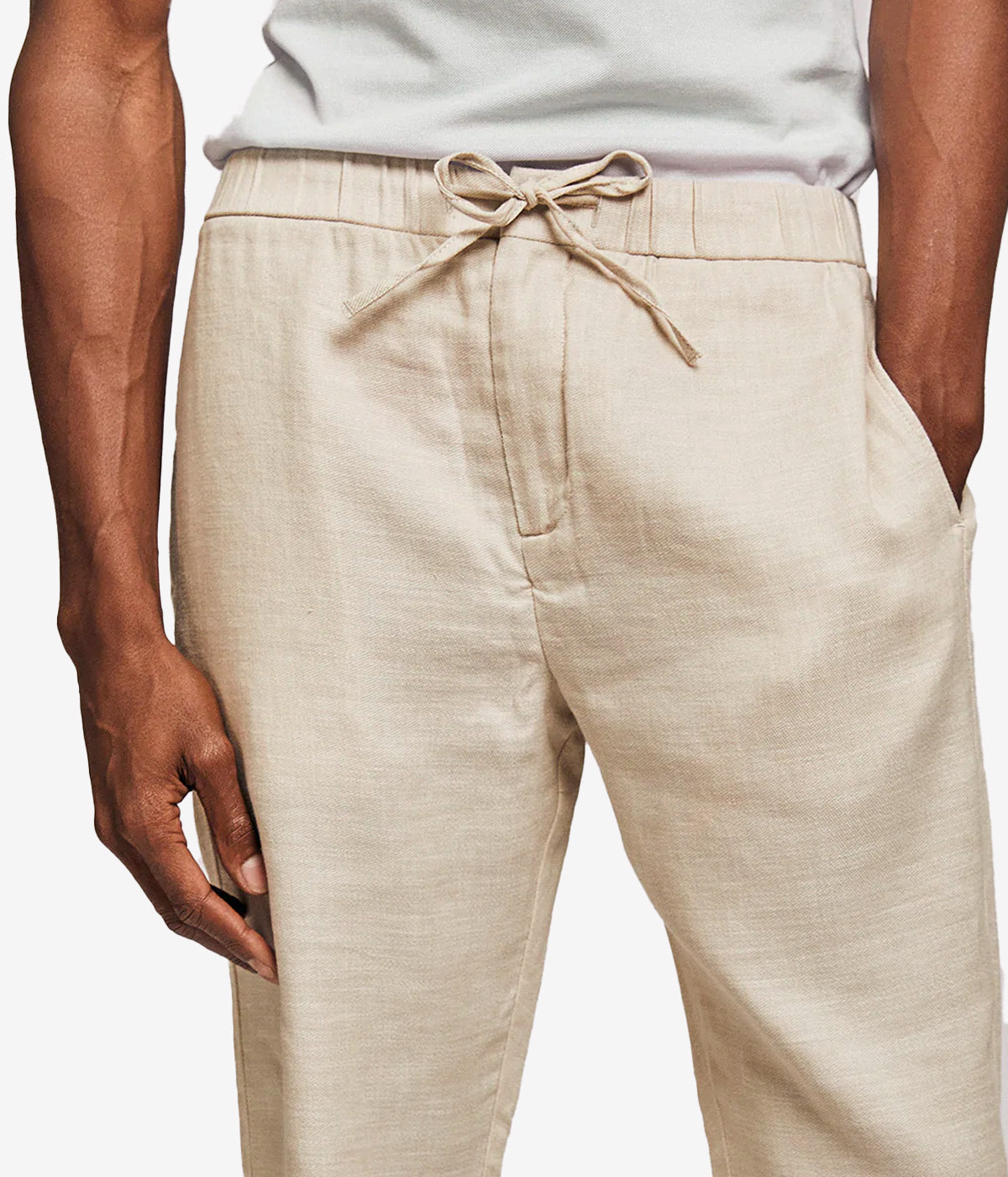 Frescobol Carioca Oscar Trousers in a slim fit design made from a cotton-linen blend. Featuring a sophisticated tapered leg, drawstring waist for comfort, and a zipper closure. The versatile trousers offer an elevated yet easy everyday style. Made in Portugal.